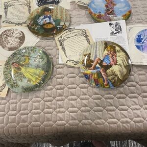 Vintage-Style Decorative Wall Plates in Multicolor - Classic Home Wall Decor r